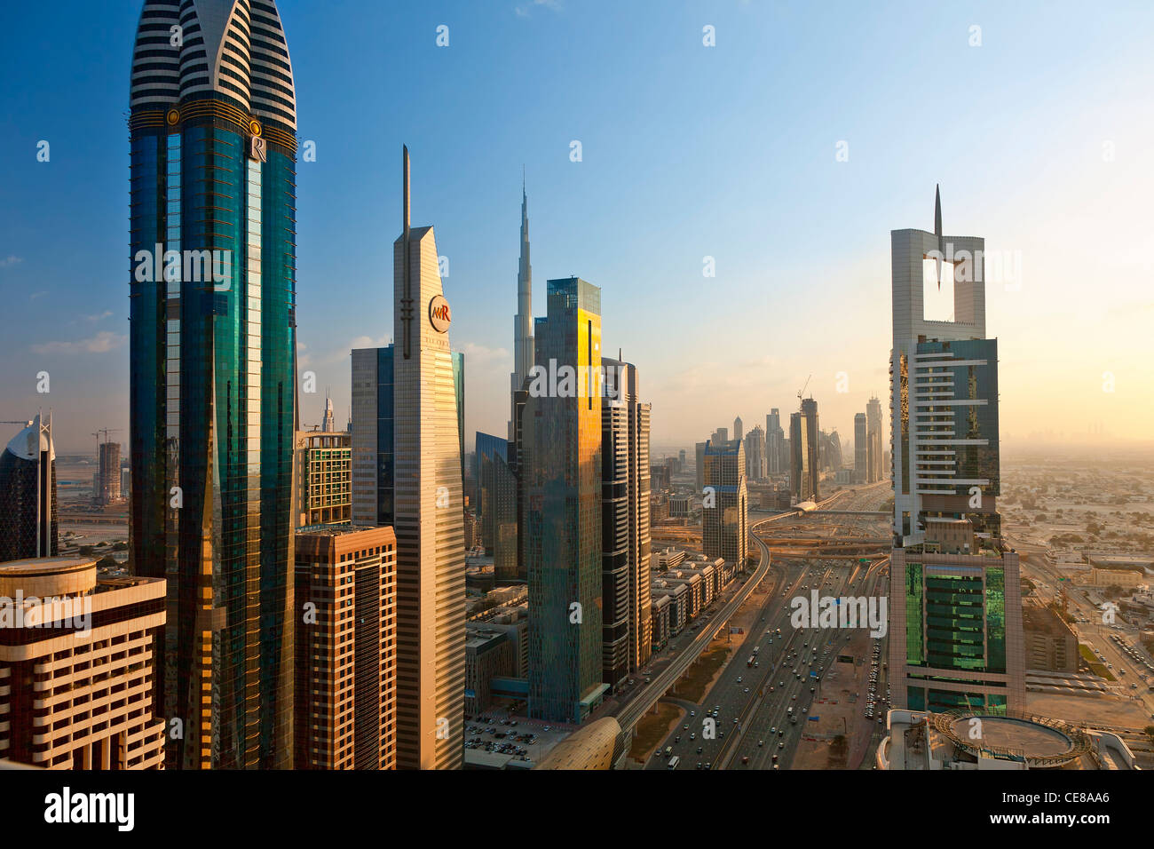 Dubai, ufficio torreggianti e torri appartamento lungo la Sheikh Zayed Road Foto Stock