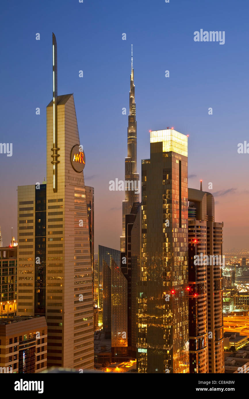 Dubai, ufficio torreggianti e torri appartamento lungo la Sheikh Zayed Road Foto Stock