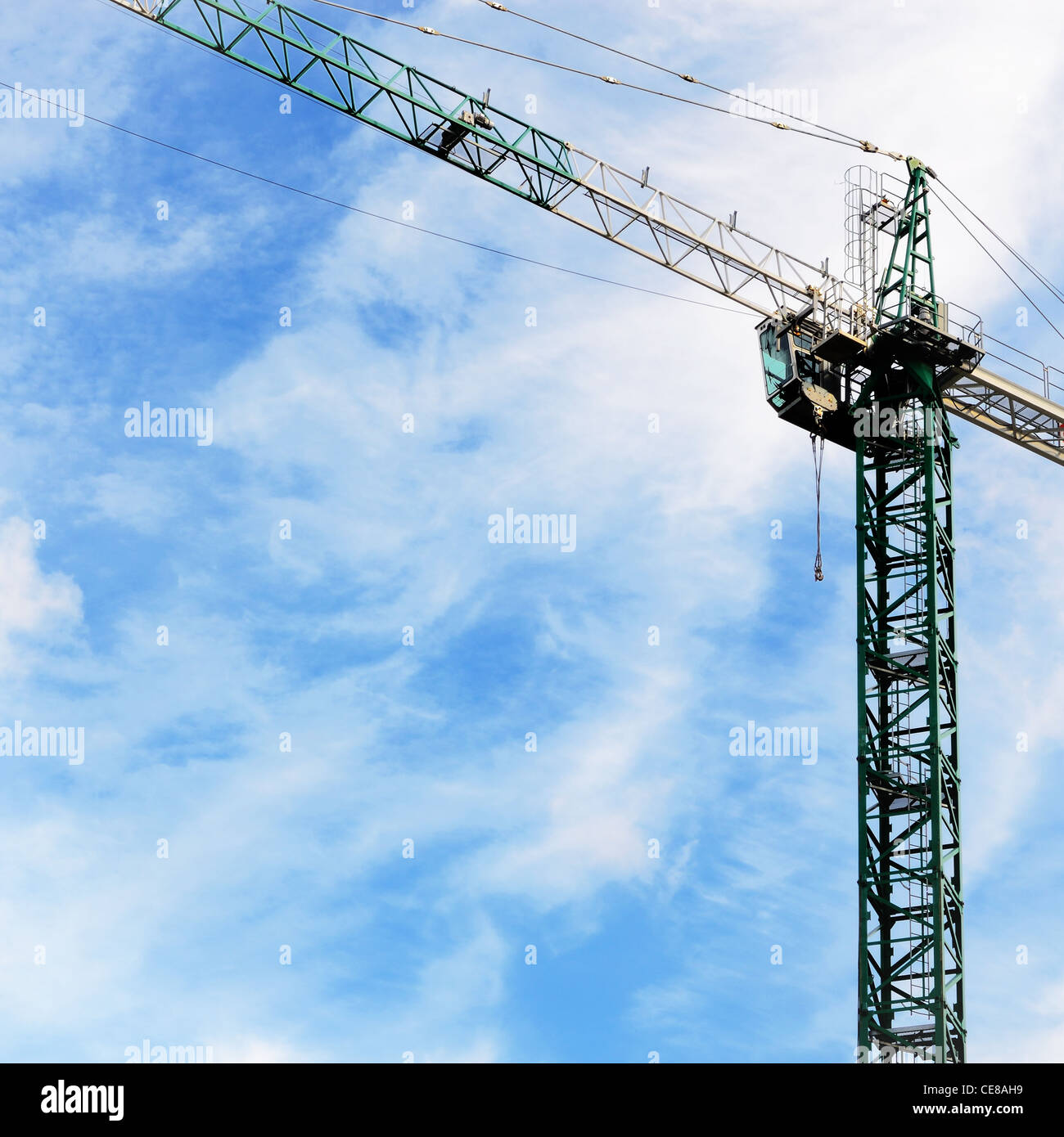 Gru da cantiere contro il cielo blu Foto Stock