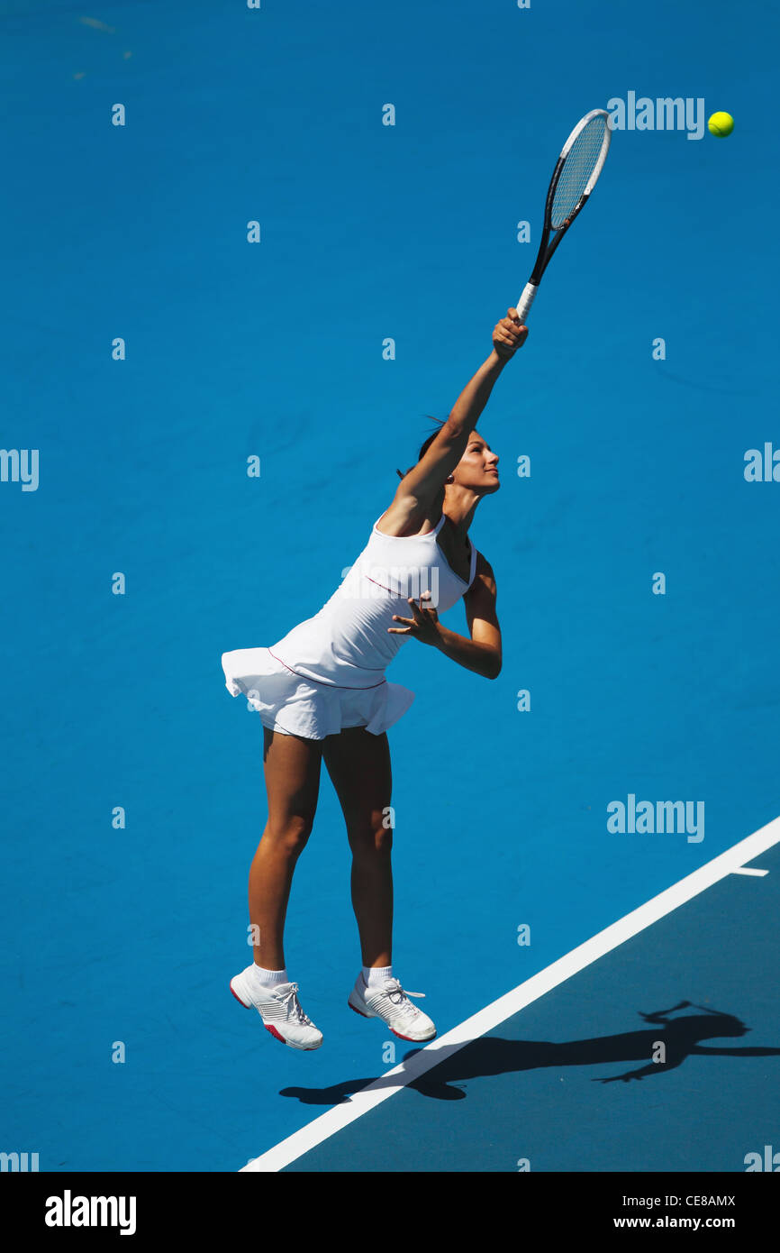 Femmina giovane giocatore di tennis Foto Stock