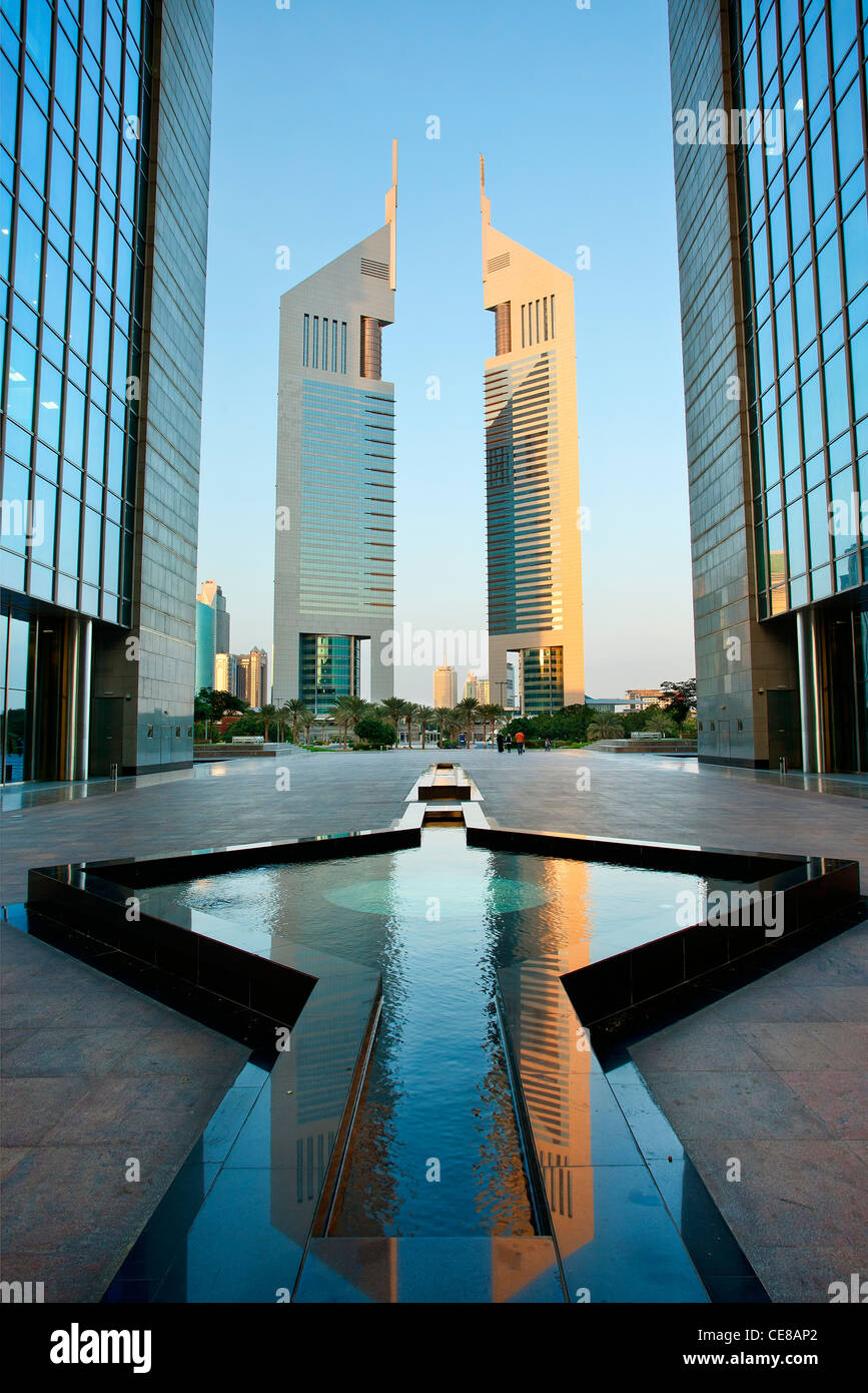Dubai, Emirates Towers dal Centro Finanziario Internazionale di Dubai Foto Stock