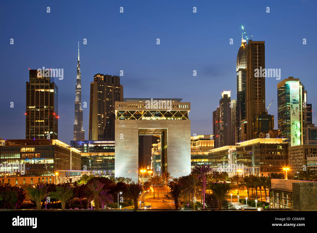 Asia, Arabia, Emirato di Dubai, Dubai, Edificio di gate e il quartiere finanziario al crepuscolo Foto Stock
