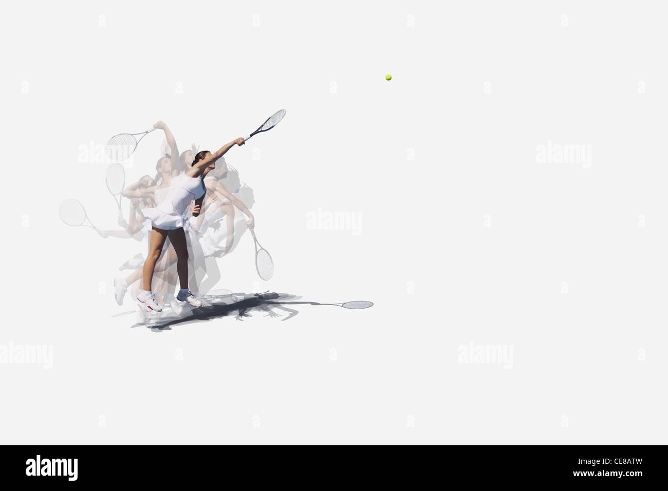 Esposizioni multiple di una femmina giovane giocatore di tennis che serve Foto Stock