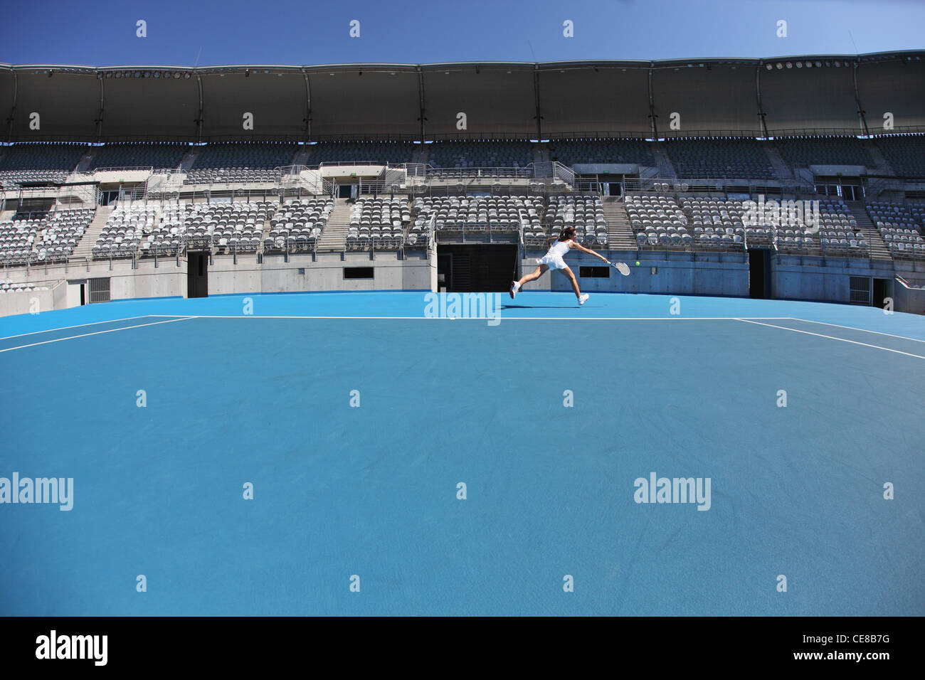 Femmina giovane giocatore di tennis Foto Stock