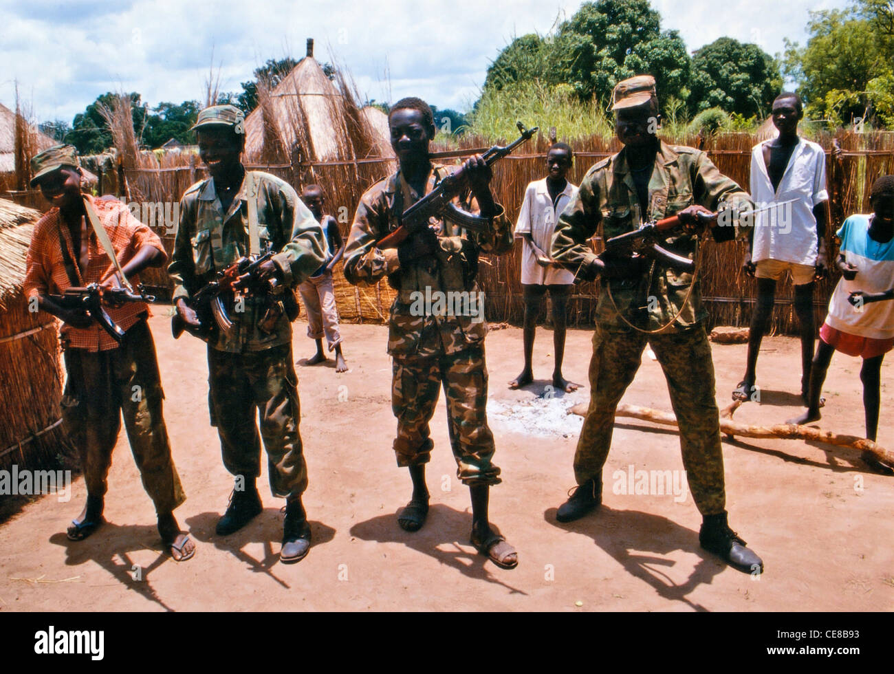 Soldati dell'Esercito di Liberazione dei popoli sudanesi che sorvegliano il loro villaggio nel Sudan meridionale, in Africa Foto Stock