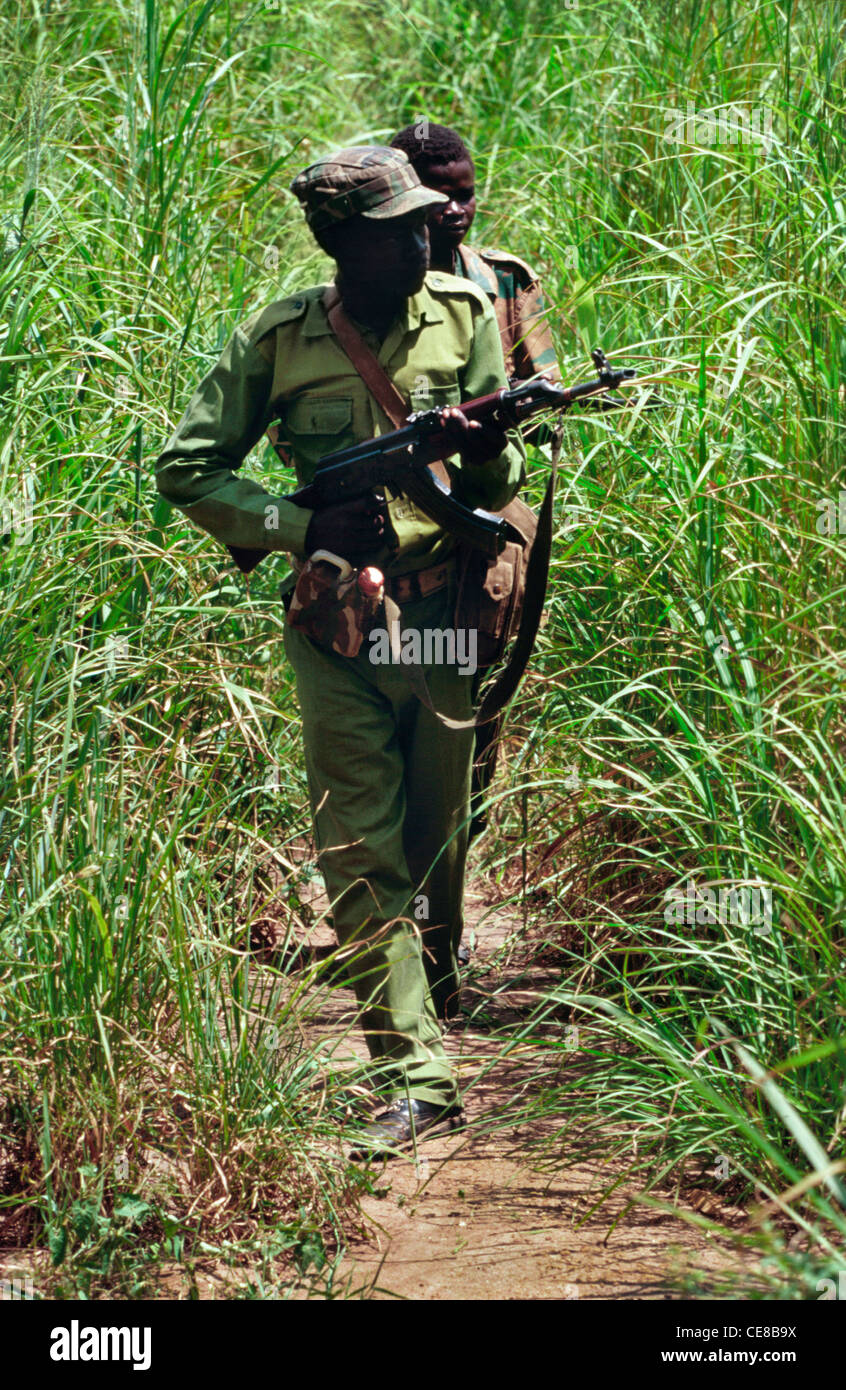 Soldati dell'esercito di Liberazione del popolo del Sud in allerta per un'imboscata in Sud Sudan, Africa nel 1997 Foto Stock