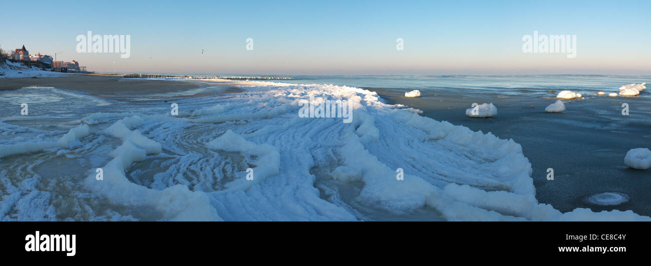 Icy riva del Mar Baltico in Zelenogradsk(Kranz). La Russia Foto Stock