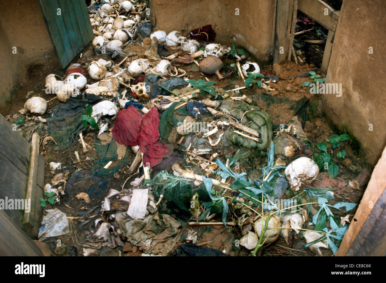 Ossa e resti di vittime di un massacro a sinistra in una casa in Ruanda Foto Stock