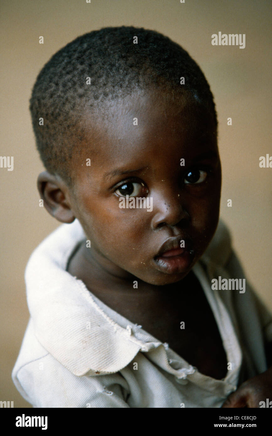 Giovane maschio orfano, Ruanda, Africa Foto Stock