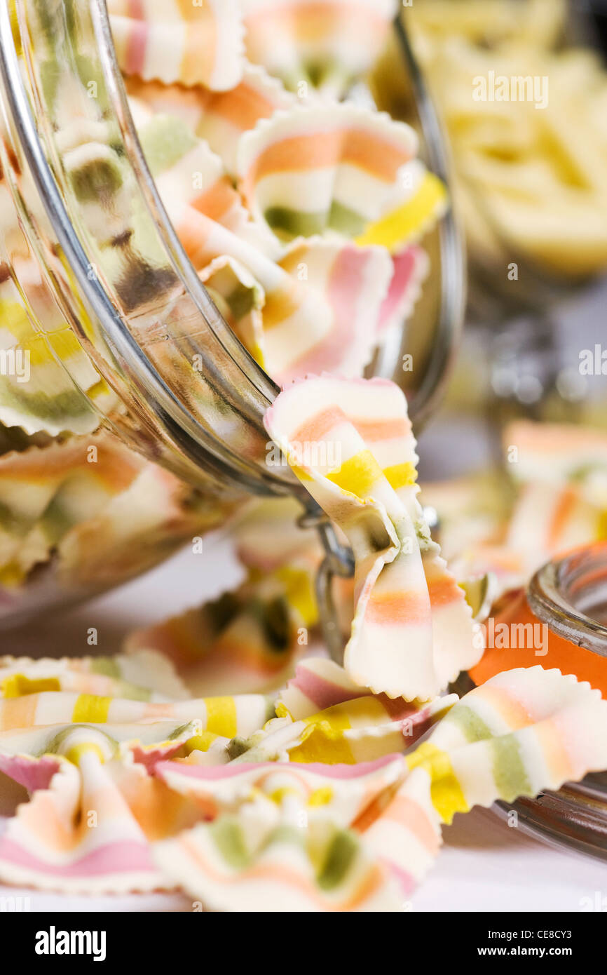 Pasta Farfalline fantasia in un vasetto di vetro. Foto Stock