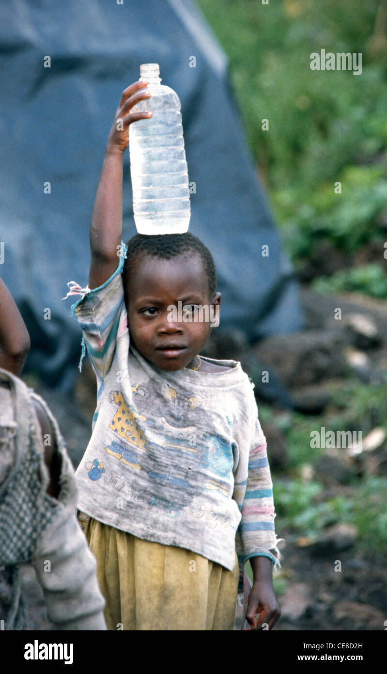 Gli hutu rwandesi boy portando acqua nell organizzazione delle Nazioni Unite per i rifugiati per il camp hutu rwandesi per Goma nella Repubblica democratica del Congo, Africa Foto Stock