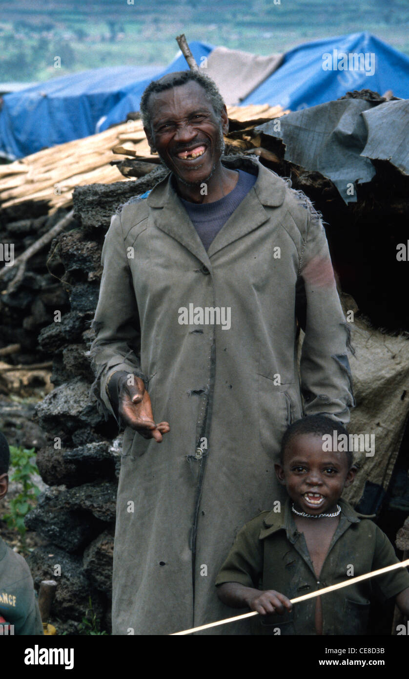 Gli hutu rwandesi padre e figlio nell organizzazione delle Nazioni Unite per i rifugiati per il camp hutu rwandesi per Goma nella Repubblica democratica del Congo, Africa Foto Stock