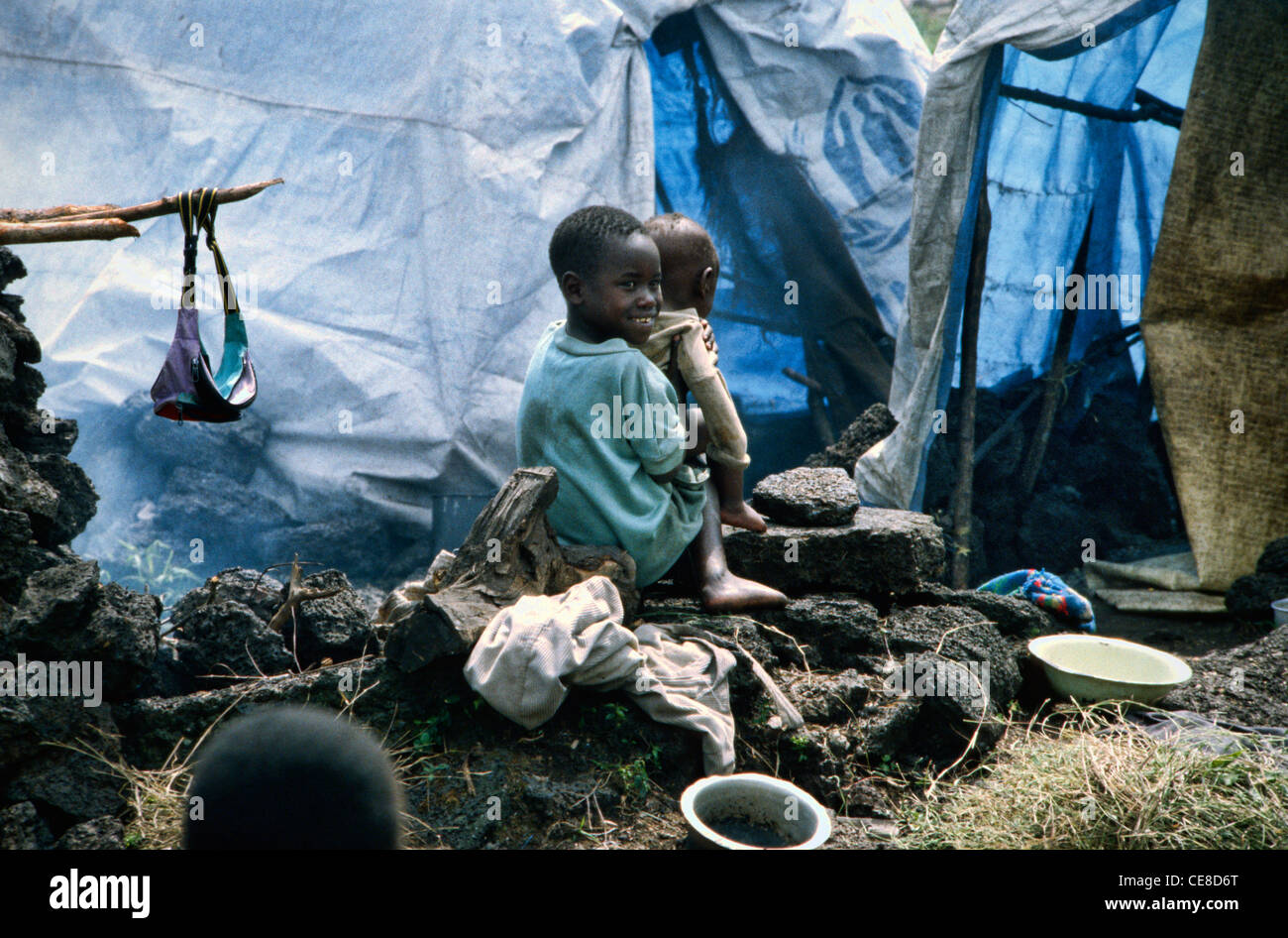 Due fratelli dalla stessa famiglia di Nazioni Unite campo profughi di milizie hutu rwandesi per Goma nella Repubblica democratica del Congo, Africa Foto Stock