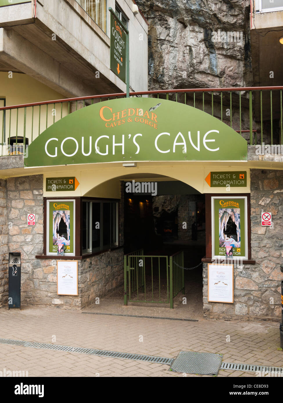 L'ingresso alla Grotte di Gough a Cheddar Gorge, Somerset, Inghilterra. Foto Stock