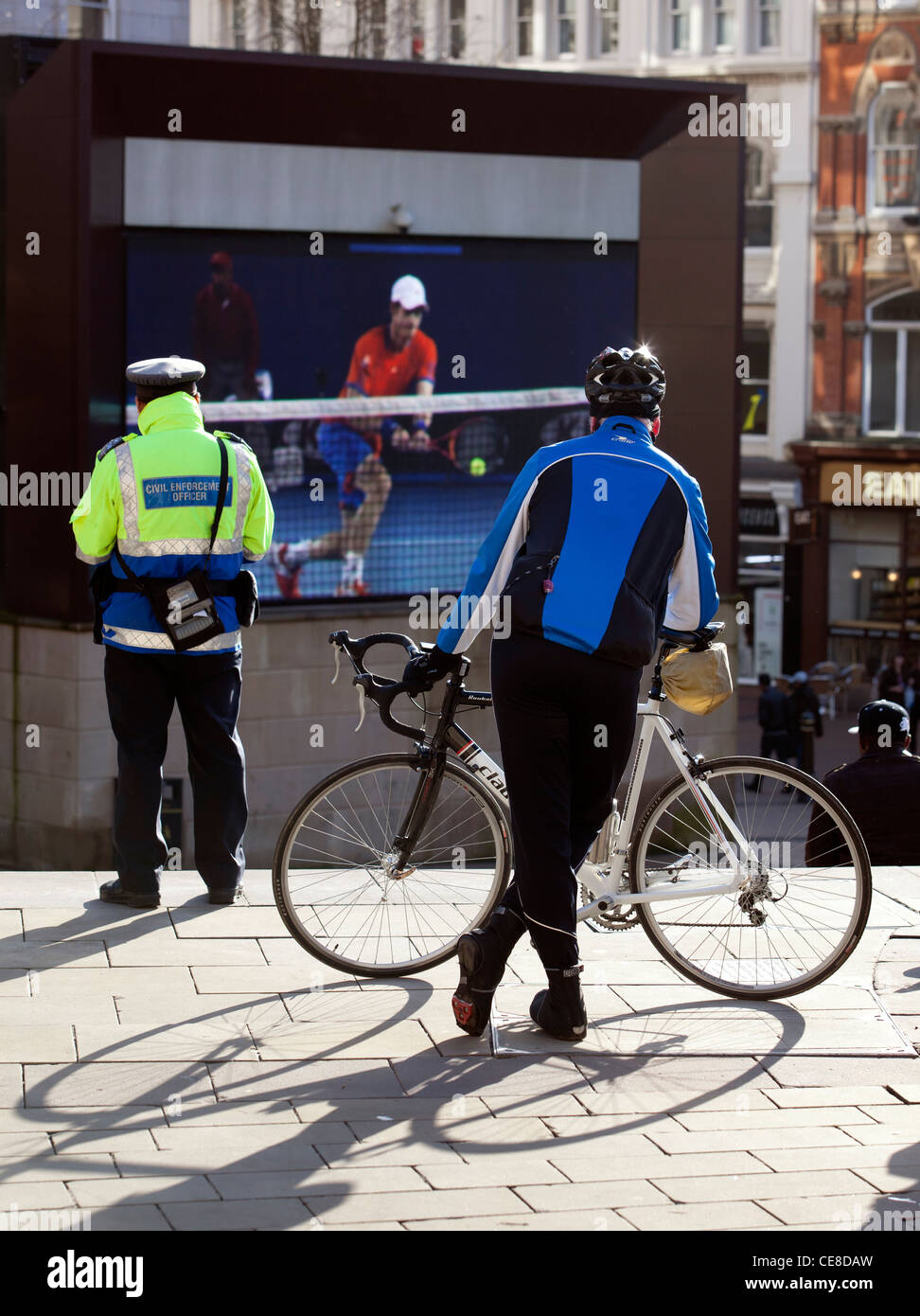 I membri del pubblico guardare una partita di tennis sul "grande schermo" in Victoria Square, Birmingham. Foto Stock