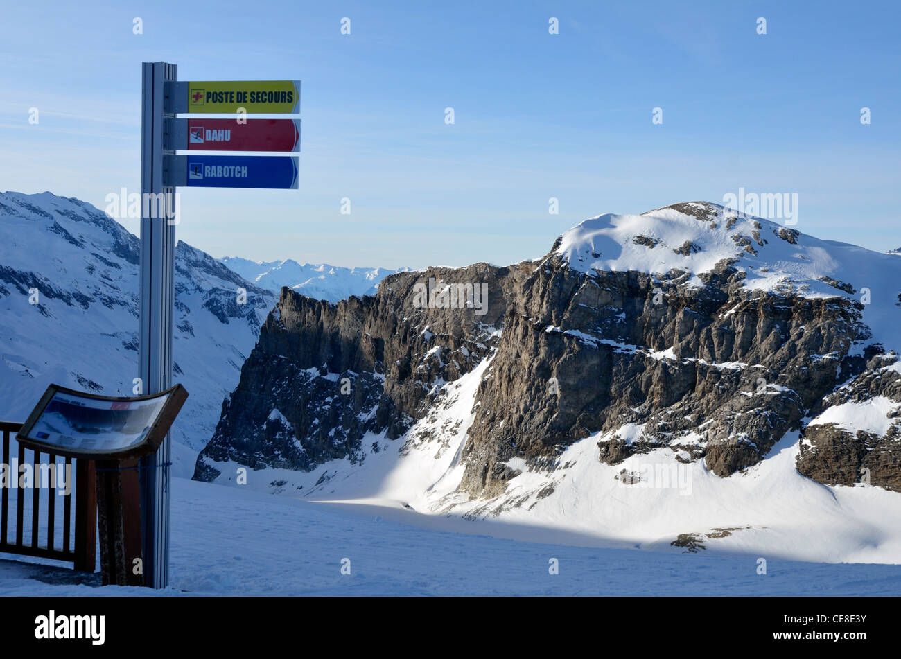 Segno posto al rosso e piste blu.Tignes, Grande Motte, ghiacciaio, il Parco Nazionale della Vanoise,Rhone-Alpes, Alpi Savoire, Francia Foto Stock