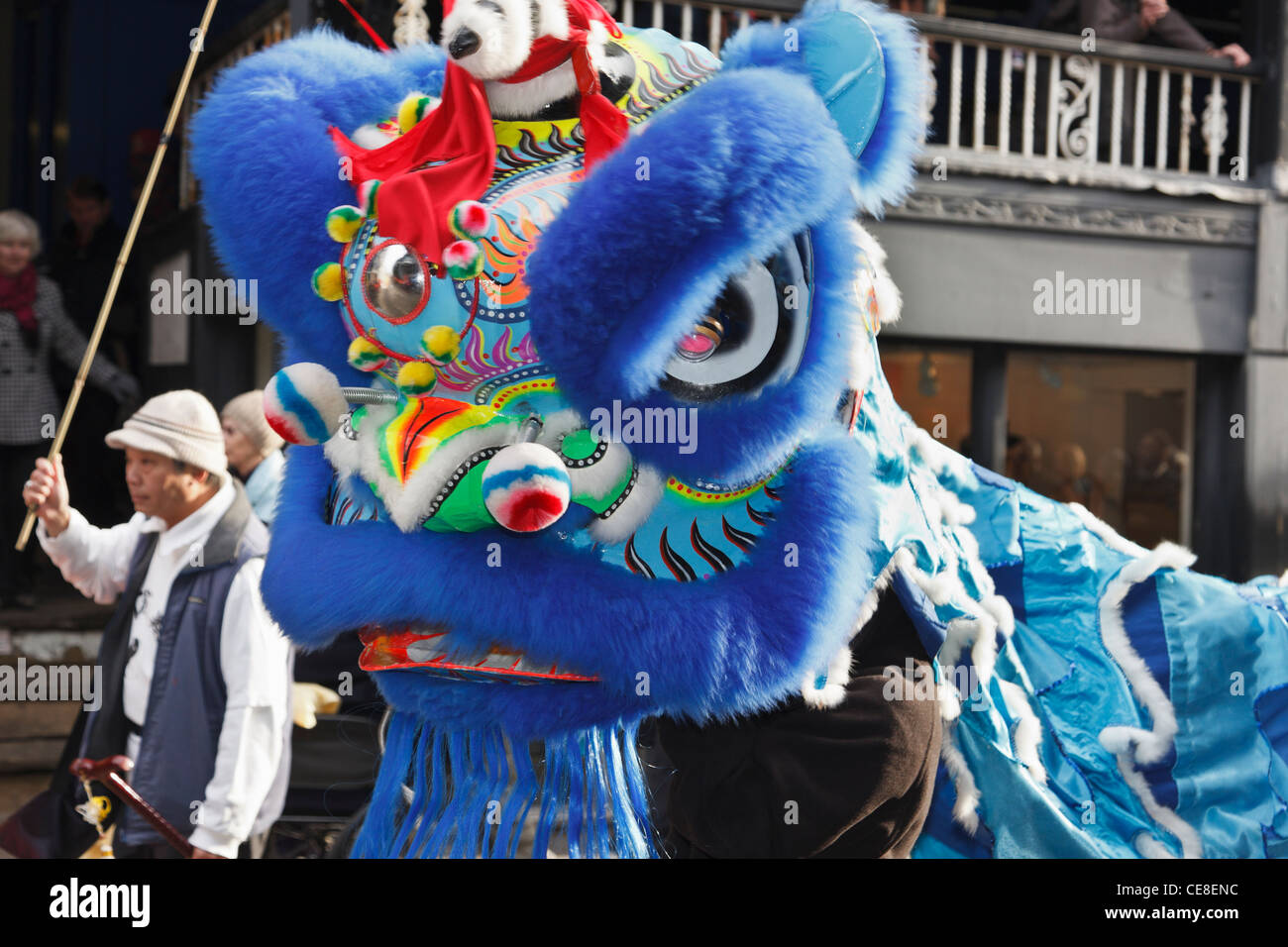 Nuovo Anno Cinese del drago parade nella strada della citta'. Chester, Cheshire, Inghilterra, Regno Unito. Foto Stock