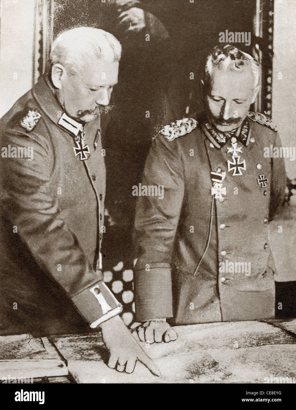 Il Kaiser Guglielmo II (sinistra) e Maresciallo di Campo von Hindenburg studiando le mappe durante la Prima Guerra Mondiale. Foto Stock