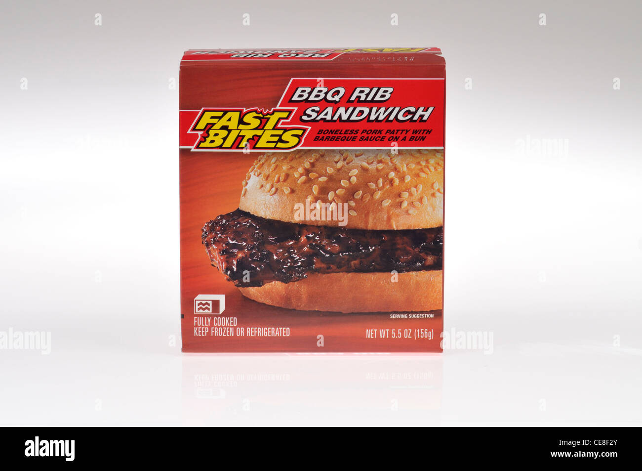 Forno a microonde congelato morsi veloce barbecue sandwich di nervatura nella casella su sfondo bianco intaglio Foto Stock