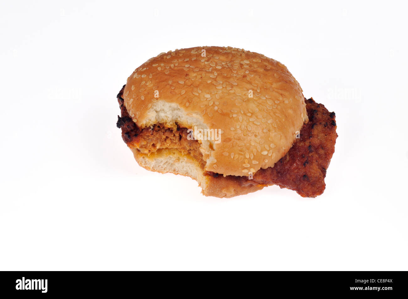 Carne di maiale barbecue sandwich di nervatura in semi di sesamo bun con il morso prelevato su sfondo bianco tagliato fuori Foto Stock