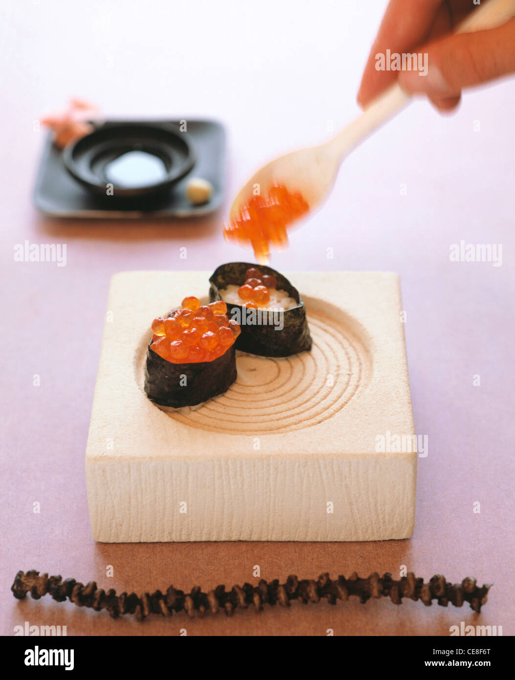 Ikura - sushi (Riso con salmone roe) Foto Stock