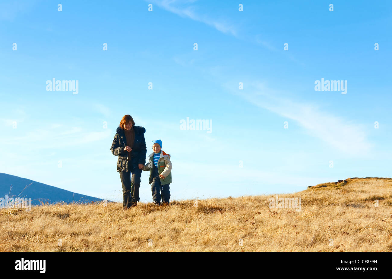 La famiglia (madre con piccolo figlio) a piedi in autunno altopiano di montagna Foto Stock