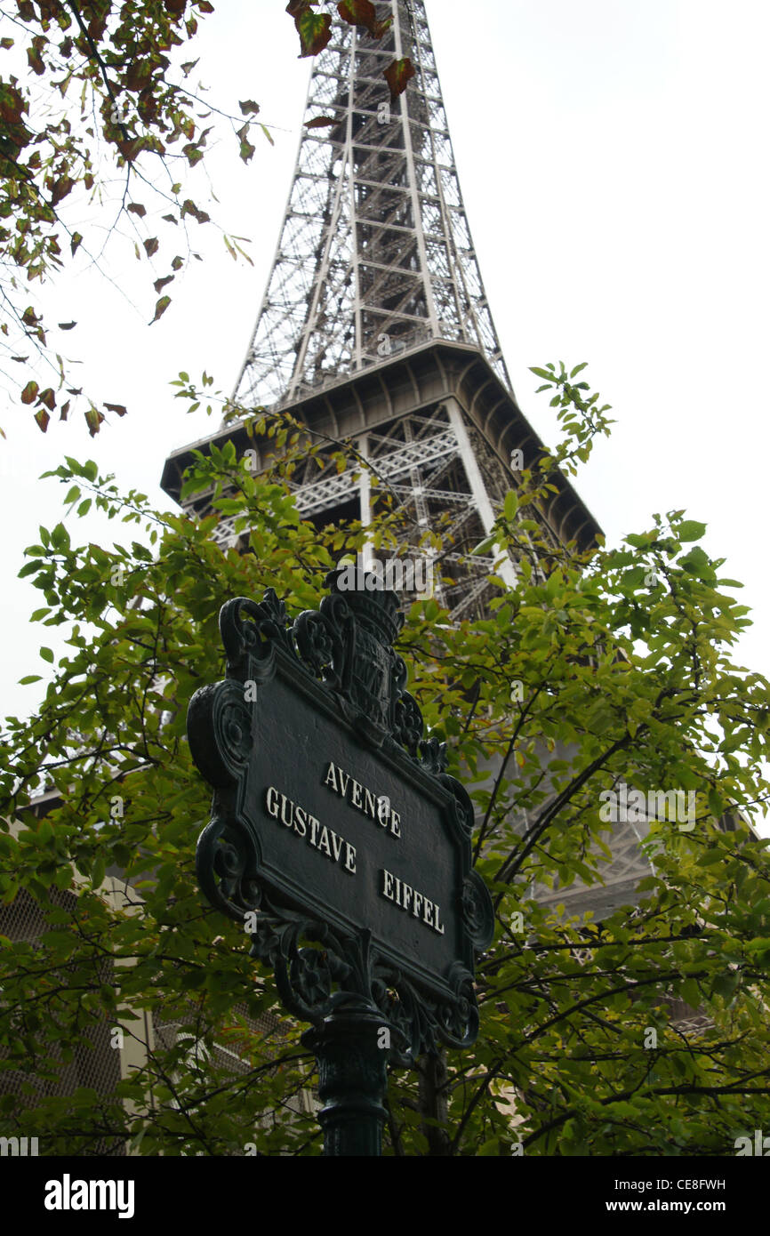 Avenue Gustave Eiffel e alla Torre Eiffel, Parigi Foto Stock