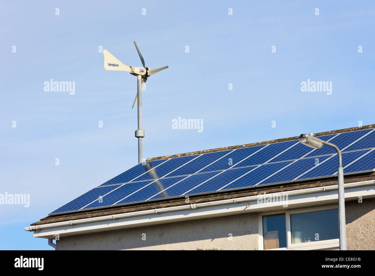 Windsave micro turbina eolica e pannelli solari sul tetto di casa la fornitura di energia elettrica a basso costo di energia alternativa di generazione di potenza. Il Galles, Regno Unito, Gran Bretagna Foto Stock