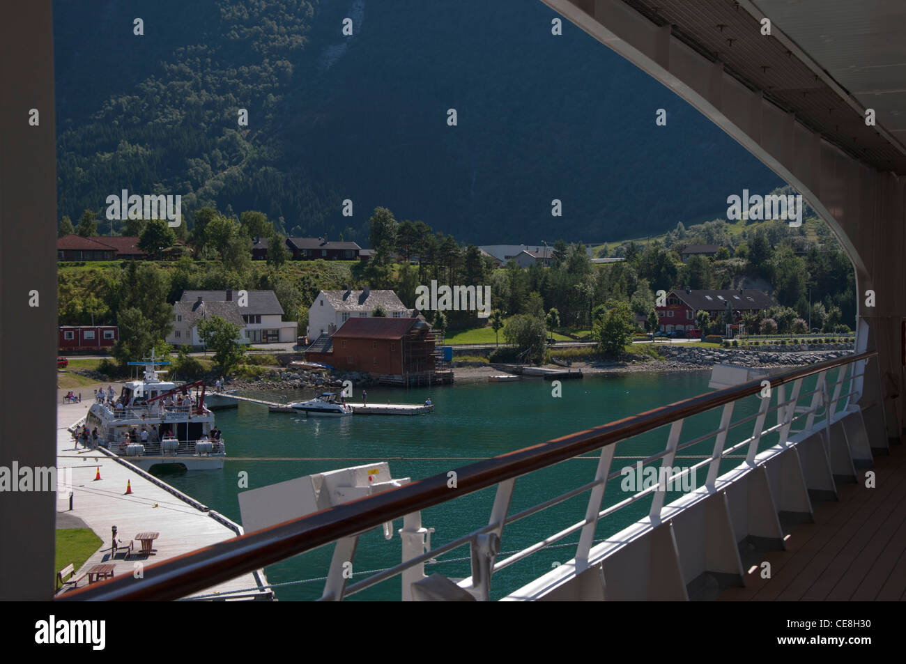 A Eidfjord Norvegia vista dalla nave da crociera nel porto verso le case barche etc Foto Stock