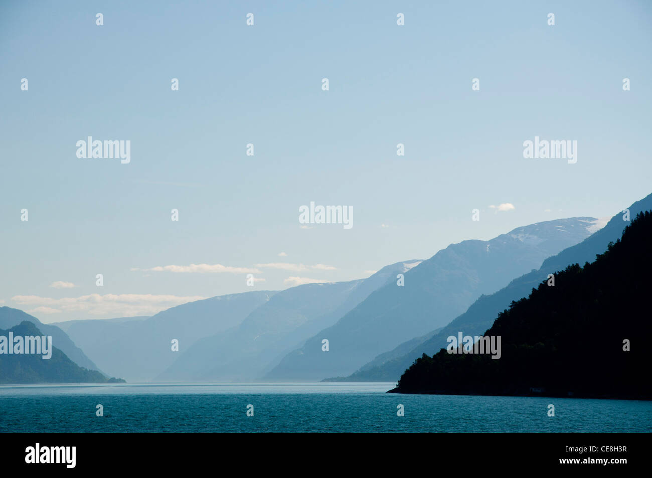 A Eidfjord Western Fiordi Norvegia blu opaco prospettiva atmosferica Paesaggio/Paesaggi acquatici Foto Stock