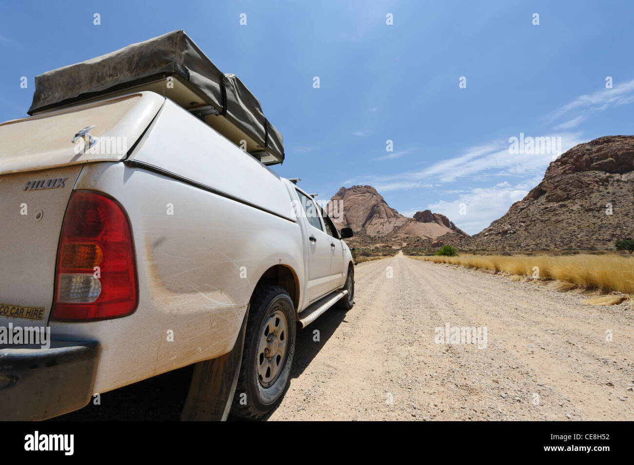 I picchi di Spitzkoppe visto da dietro un bianco veicolo 4x4.Damaraland, Namibia. Foto Stock