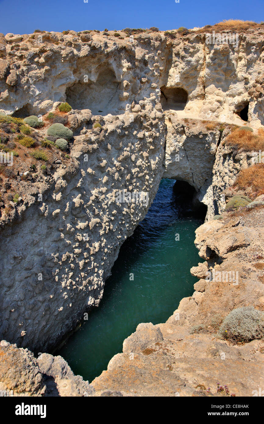 Isola di Milos, Grecia. Papafrangas 'cavebeach' una naturale 'pool, lato nord ovest di Milos, a circa 4 km dal villaggio di Pollonia. Foto Stock