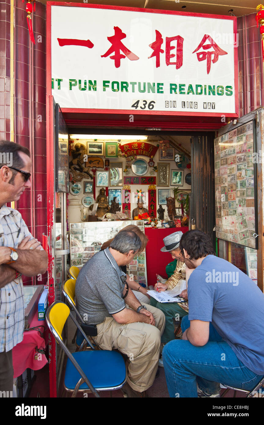 La gente che ottiene il loro palmi leggere per loro fortuna da Leo in esso Pun Fortune letture in Los Angeles, Chinatown. Foto Stock