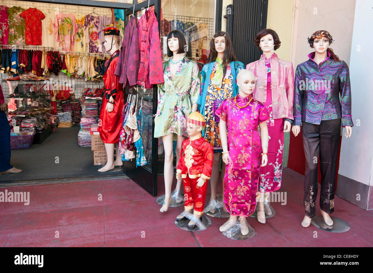 Store di Los Angeles Chinatown vende vari cinese tradizionale di abbigliamento e di moda. Foto Stock