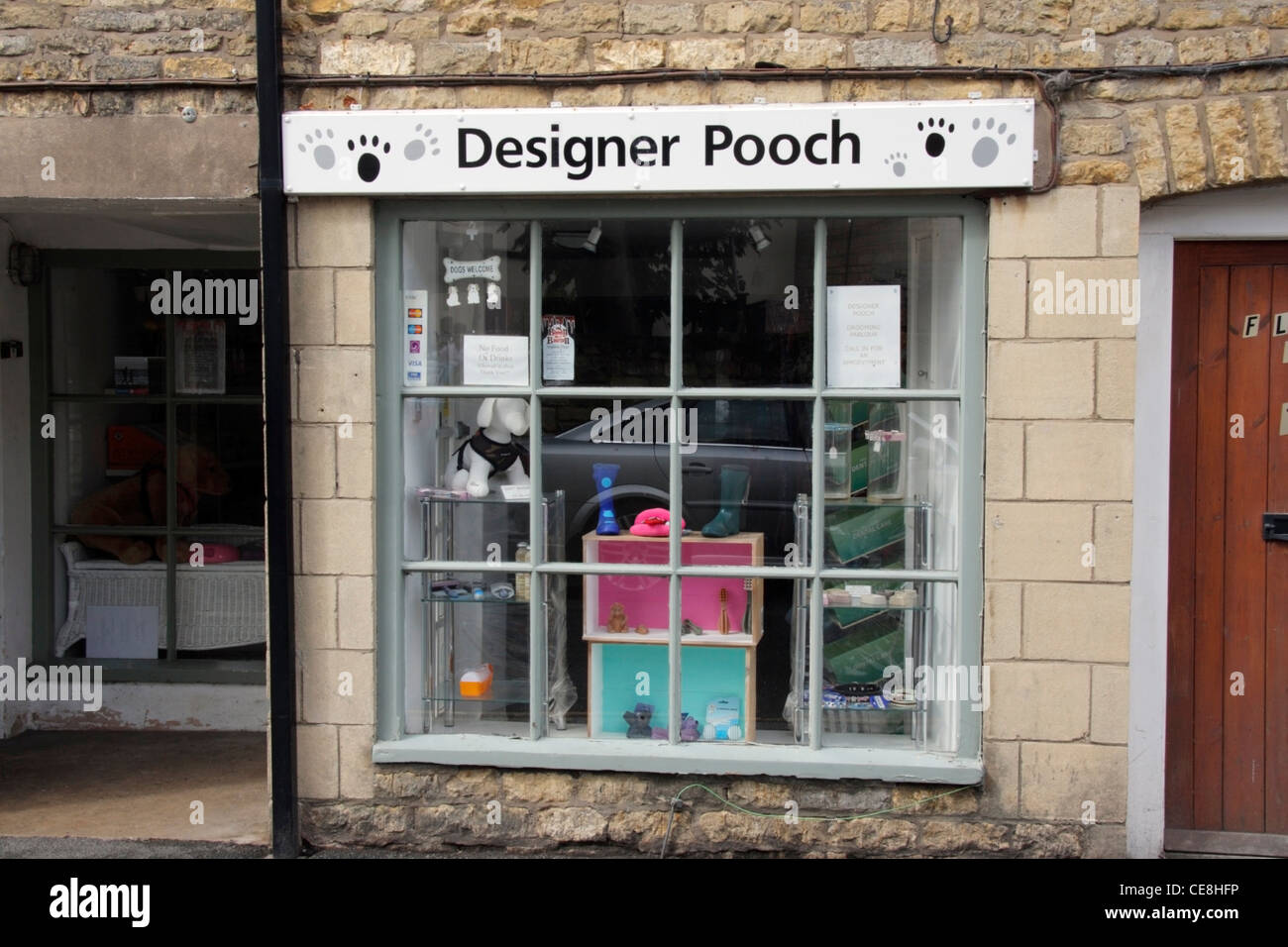 Designer cane Pooch shop a Bourton sull'acqua, Gloucestershire, Inghilterra. Foto Stock