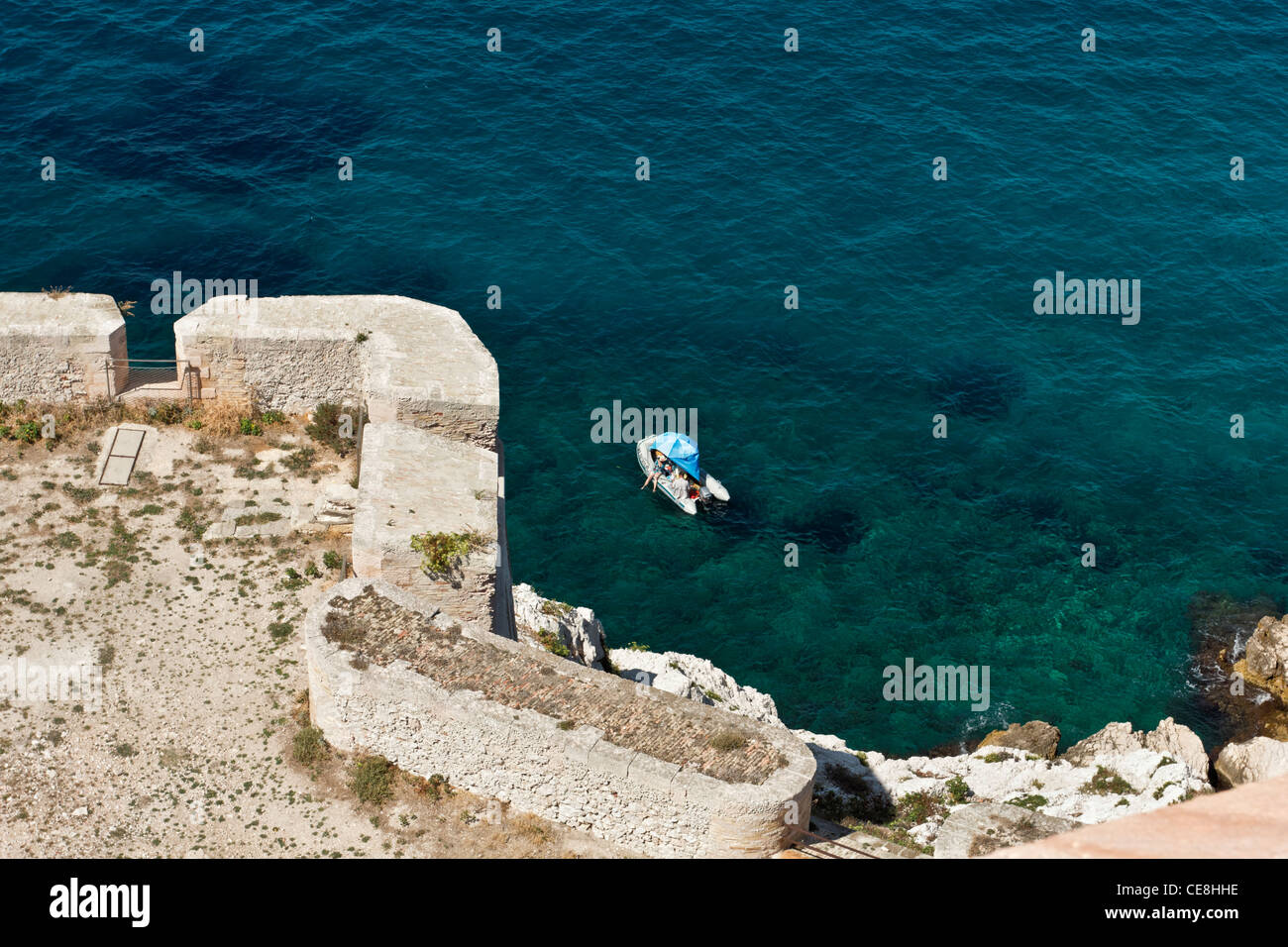 Barca con paio di pesca in mare dal Château d'If, l'isola Ile d'se, Friuol arcipelago, baia di Marsiglia, Francia Foto Stock