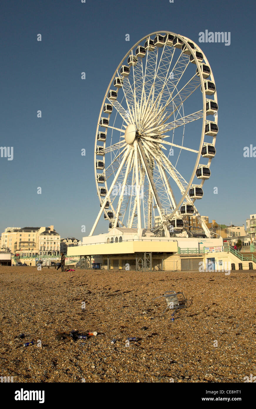 La ruota di Brighton attrazione turistica con rifiuti sinistra sulla spiaggia. Foto Stock