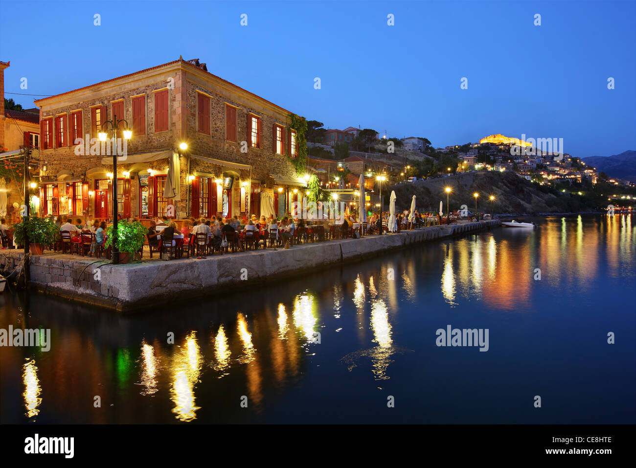Molivos town in Lesvos island, in 'blu' ora. Egeo settentrionale, Grecia Foto Stock