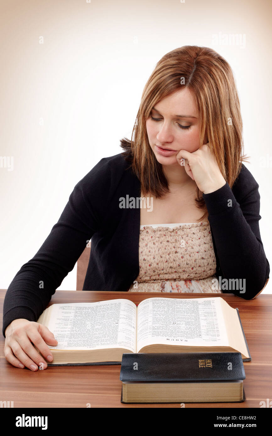 Giovane donna cristiana la lettura per lo studio della Bibbia Foto Stock