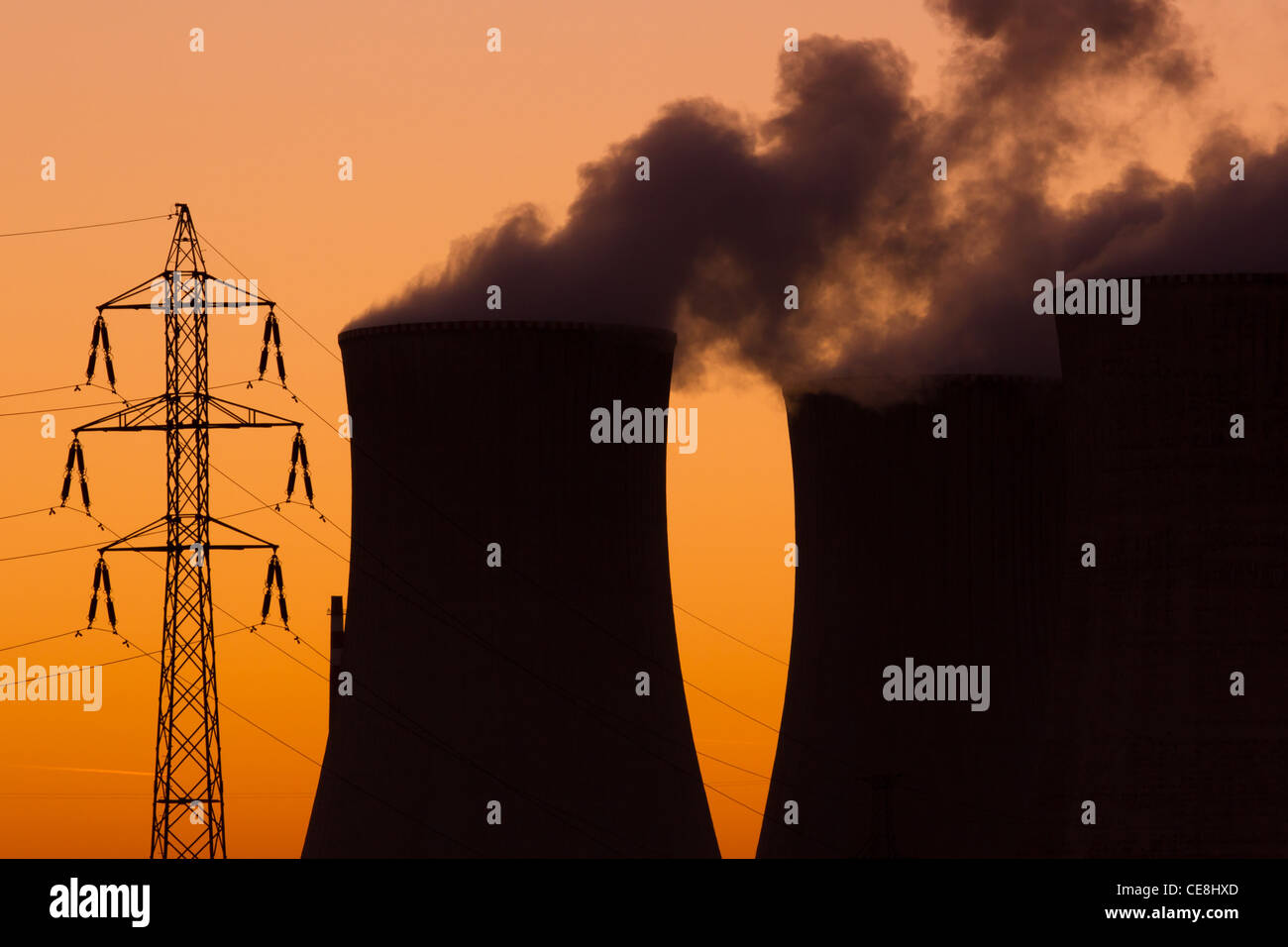 Un impianto ad energia nucleare durante il tramonto Foto Stock