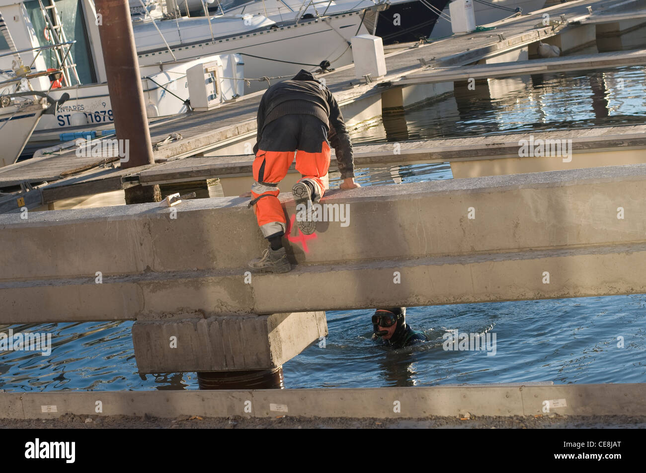 Diver,Diving in porto alla ricerca di strumenti è sceso dai lavoratori durante la ristrutturazione del porto centro di Cap d'Epoca,Francia Foto Stock