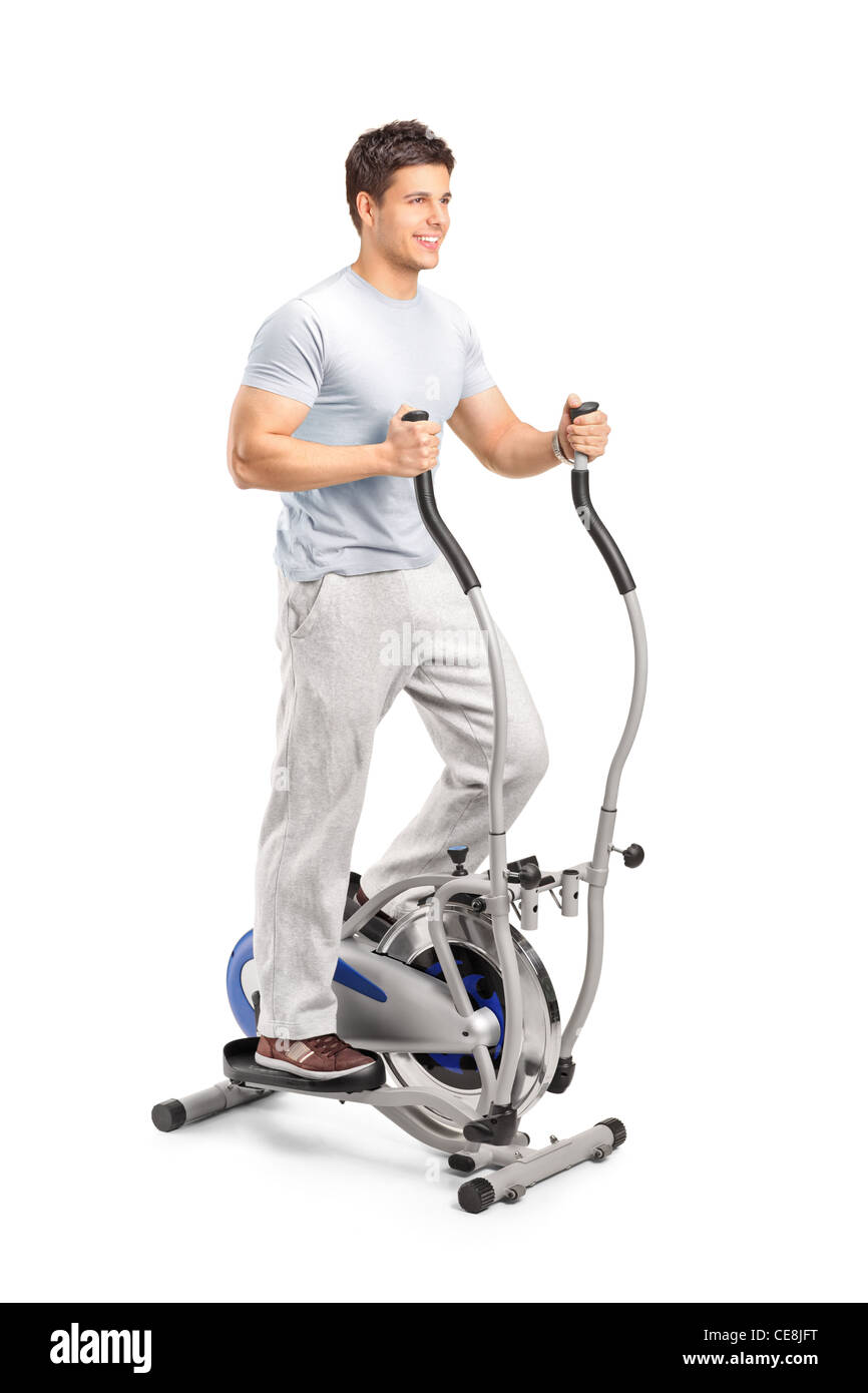 Uomo bello esercitando su un cross trainer macchina Foto Stock