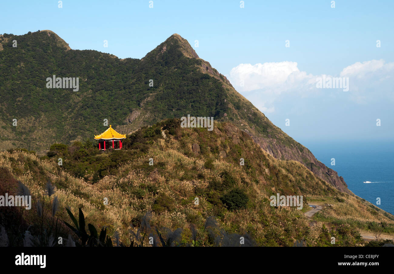 Piccolo buddista di Tempio rosso con tetto giallo sulla cima di una montagna nel nord di Taiwan Foto Stock