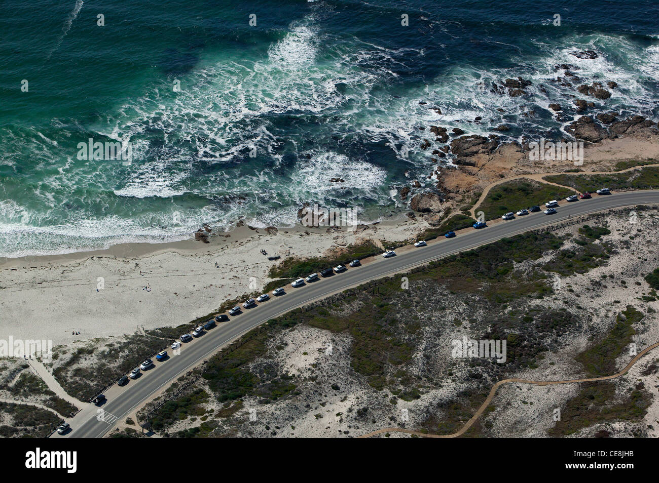 Fotografia aerea automobili parcheggiate alla famosa spiaggia di Monterey in California Foto Stock