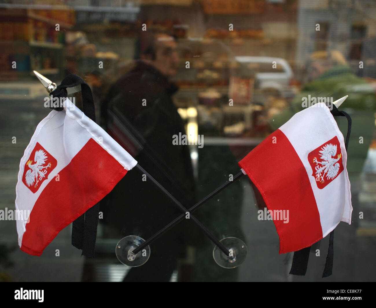 Uomo in una panetteria polacco, bandiere polacche nella finestra, Brooklyn, New York Foto Stock