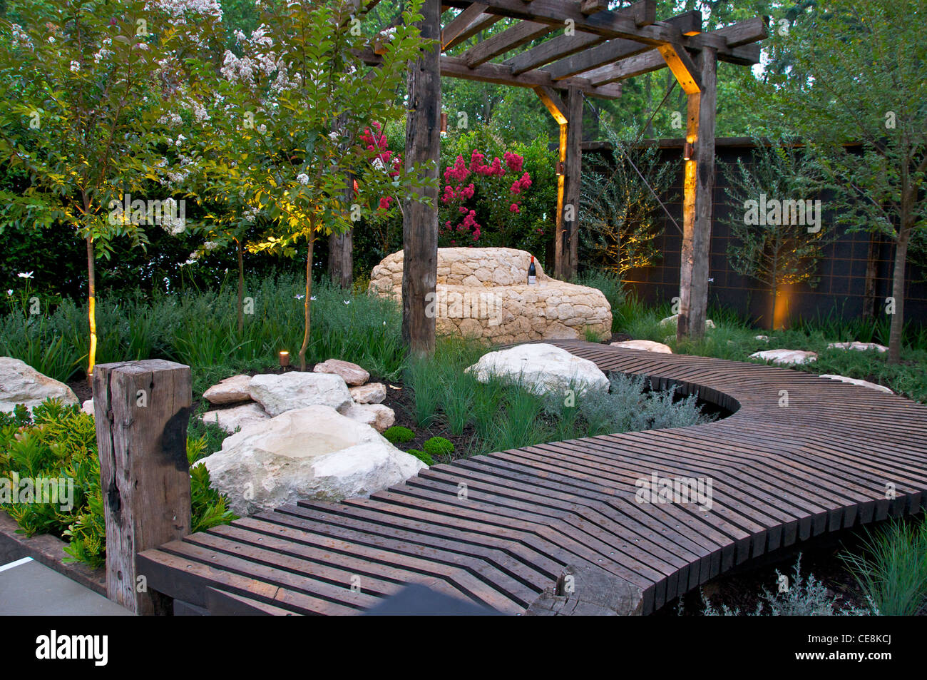 Decking percorso che conduce ad un sedile in pietra Foto Stock