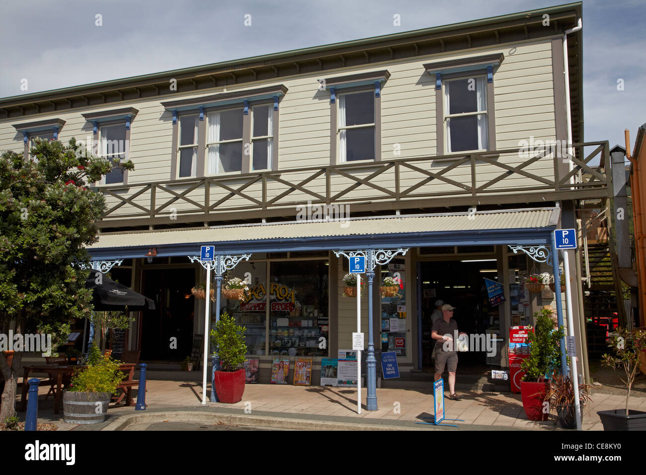 Akaroa magazzino di alimentazione, Akaroa, Penisola di Banks, Canterbury, Isola del Sud, Nuova Zelanda Foto Stock