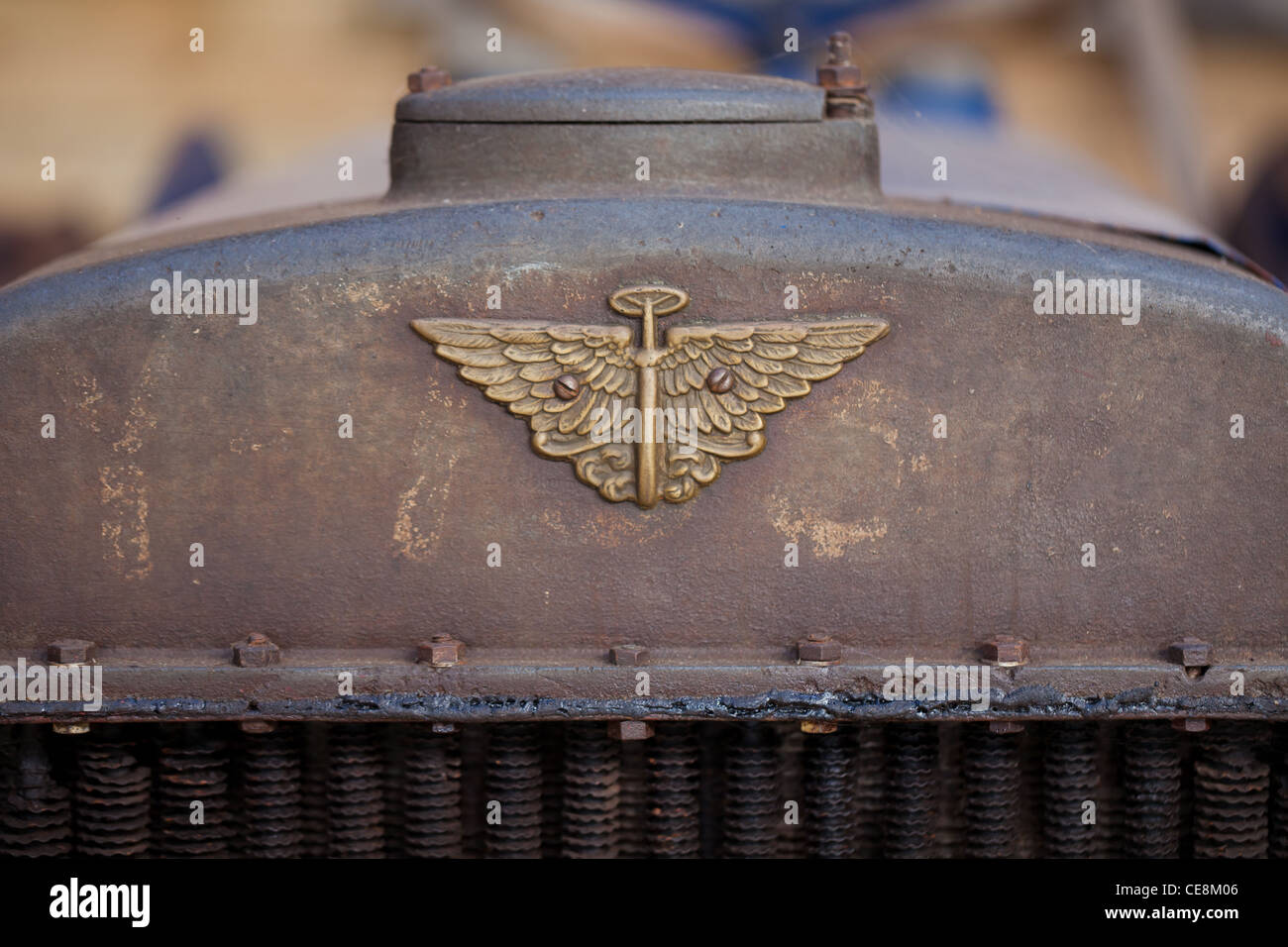 Doppia aletta e alo badge sulla parte anteriore di un auto classica. Foto Stock
