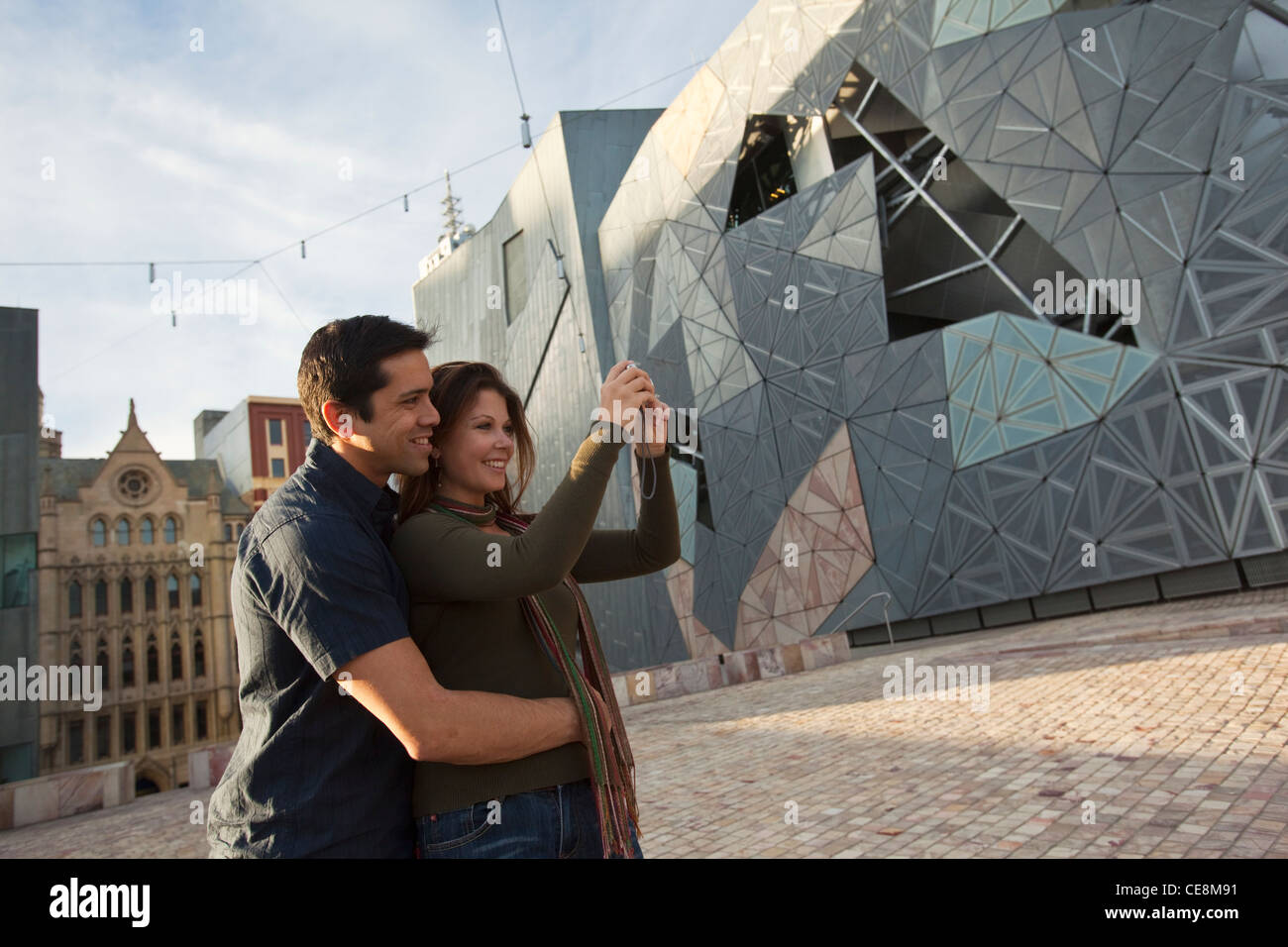 Paio di visite turistiche in città, prendere una fotografia di Federation Square, Melbourne, Victoria, Australia Foto Stock