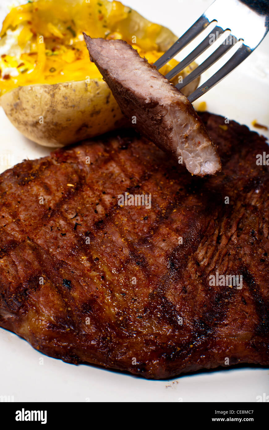 Un morso di una bistecca per cena Foto Stock